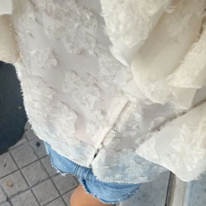 Blus med volanger - Slutsåld o söt blus från zara💟 endast använd 3 gånger så helt utan defekter, i nyskick!! Köpt för 350