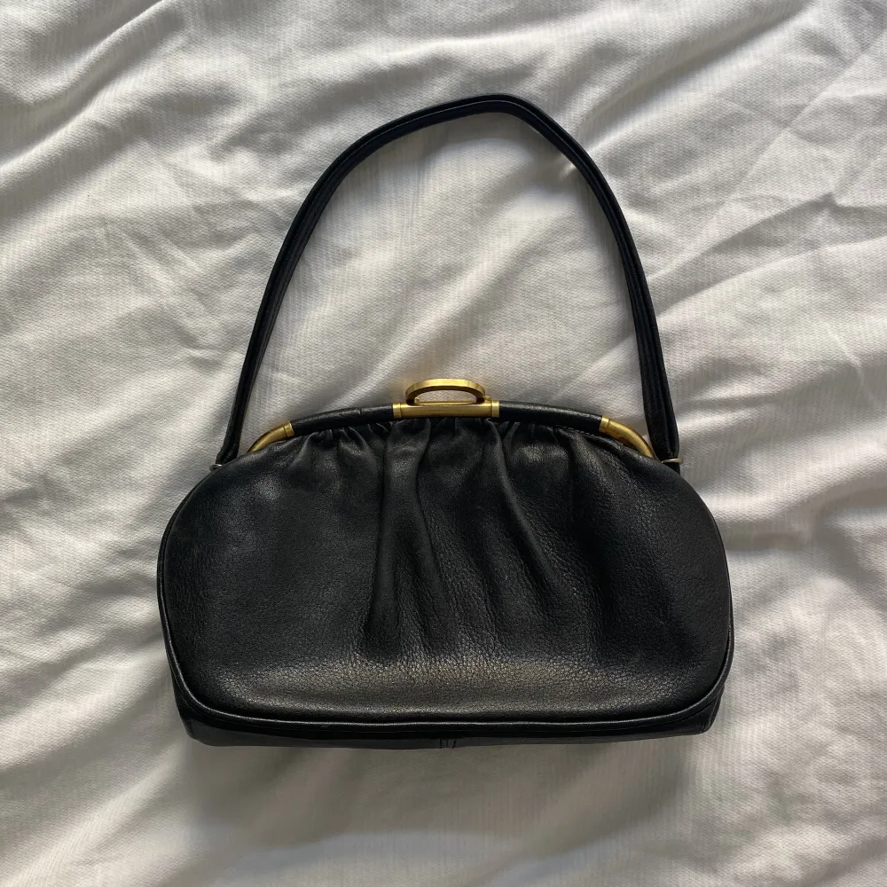 Så söt svart liten väska köpt second hand ♥️ den har ett liten hål i tyget i botten av väskan men inget som stör (se bild 2) skriv om du undrar något! . Väskor.