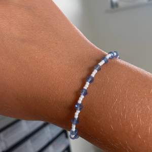 Jätte fint vit och blått diamant armband 💎I jätte bra skick, aldrig använd🫧