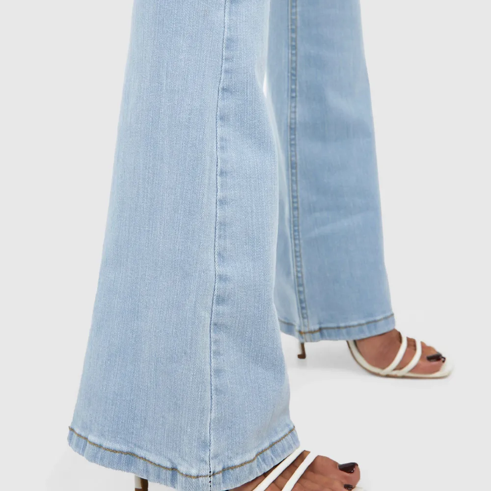 Utsvängda jeans som aldrig är använda då dom är för långa för mig. Jag är 160 lång. Skulle säga är man mellan 165-170 passar de. Jätte sköna annars. Stretchiga. . Jeans & Byxor.