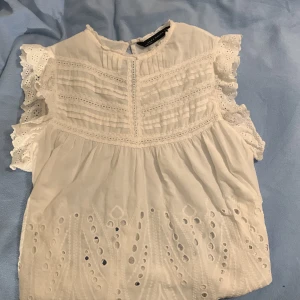 Zara blus  - Hej💕 säljer denna fina blus då jag inte får användning av den. Den är i storlek M men passar även som en S💕