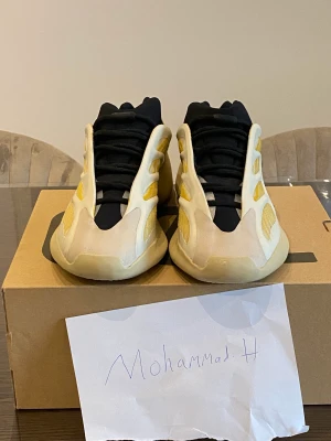 Yeezy 700 Safflower - Storlek 44 2/3  Condition 8,5-9/10 Kom med bud 