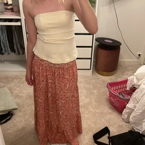 Topp från Gina - Säljer denna super snygga topp utan band från Gina tricot. Aldrig använd (endast testad) pga jag inte fått användning av den. Nypris: 300kr Mitt pris: 200kr (pga aldrig använd)☺️Tröjan har även ”gummi” upptill så att tröjan inte åker ner. 😻