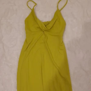 Klänning  - Klänning från Pull and Bear. Har använt den en gång.