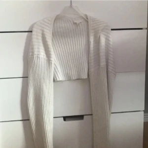 Bolero  - Superfin bolero från hm!  Storlek L men funkar på mig som har S i vanliga fall. ❤️