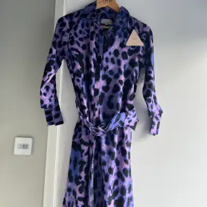 Helt ny och unik skjort klänning från UK SilkFred. Kostade 700kr plus import kostnad så betalade runt 900kr, säljer för bara 375kr