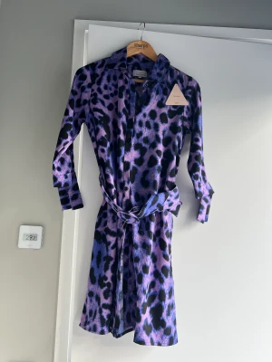 Skjortklänning från SilkFred UK - Helt ny och unik skjort klänning från UK SilkFred. Kostade 700kr plus import kostnad så betalade runt 900kr, säljer för bara 375kr