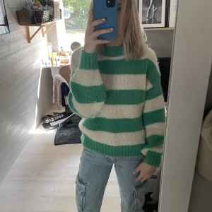 stickad tröja  - stickad tröja från vero moda med grönvita ränder, perfekt till sommarn🩵