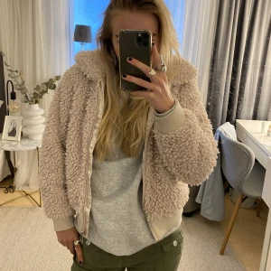 Teddy jacka  - Säljer denna superfina Teddy jacka!!! Superfint skick, använd fåtal gånger💞💞passar till allt och perfekt till våren och sommaren