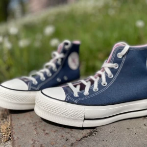 Converse - Säljer mina fina Converse som tyvärr var för små i storleken för mig. Endast testade en gång (nyskick). Ordinarie pris: 999kr. För mer information, kontakta mig :)