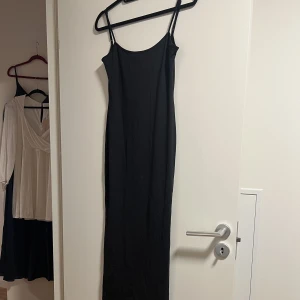 Maxi klänning - Säljer HELT ny skims-dupe från bershka med lappen kvar! Säljes pga jag har andra liknande🥰 supermjukt tyg och justerbara band! 