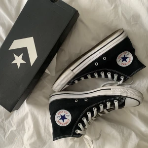 CONVERSE - Svarta Converse skor i super bra skick som är använda Max 5 gånger. Säljer dem för 400kr +frakt då dem ca 800kr i butik❤️