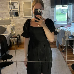 Svart klänning  - Säljer denna svarta klänning ifrån Shein i storlek M, aldrig använd🌸