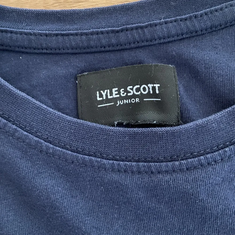 Säljer min lyle & scott t-shirt i mycket bra skick. Varken röker eller har husdjur. Köparen står för frakt🤍. T-shirts.