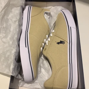 Polo Ralph Lauren skor  - Helt oanvända Ralph Lauren Sneakers . Aldrig använda. Skokartongen o allt kommer med. 10/10 skick. Nypris 1300kr