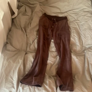 Bruna juicy byxor  - Jag säljer mina juicy för att dom är för små och jag har bara använt dom 3 gånger 