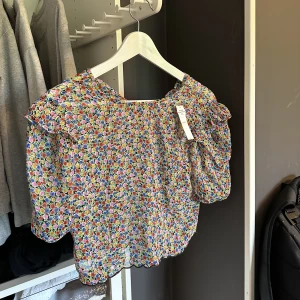 Sommartopp - Lindex, strl xs. Aldrig använd, lapp finns kvar. Nypris 300kr