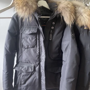 Hollies livigno jacka - Säljer min finaste Hollies Livigno vinterjacka då den inte kommer till användning längre. Väldigt sparsamt använd endast under 1 vinter. Både lukt och skadofri. Äkta päls.  Köptes för 4 990kr. Kan gå ner i pris vid snabb affär Passar S-M