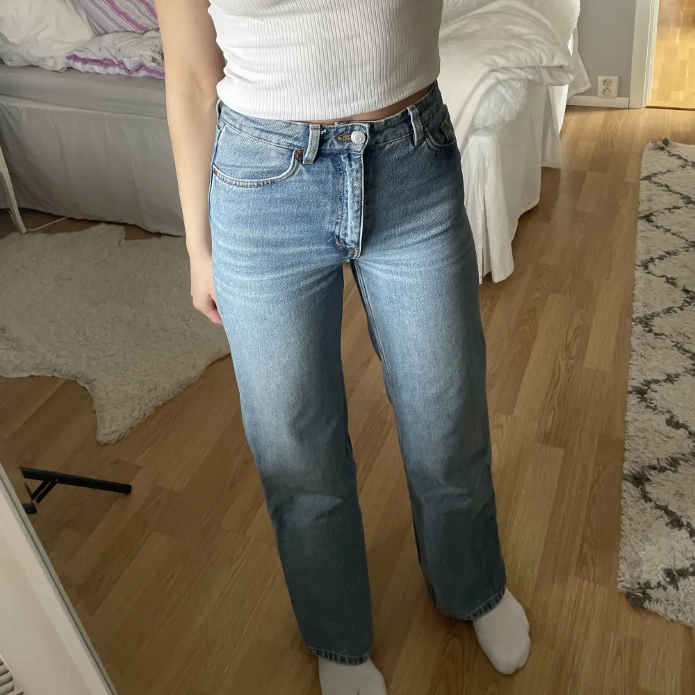 Säljer dessa blåa jeans från Monki. Medelhög midja i strl 25 (32-34). Fint skick, sparsamt använda!. Jeans & Byxor.