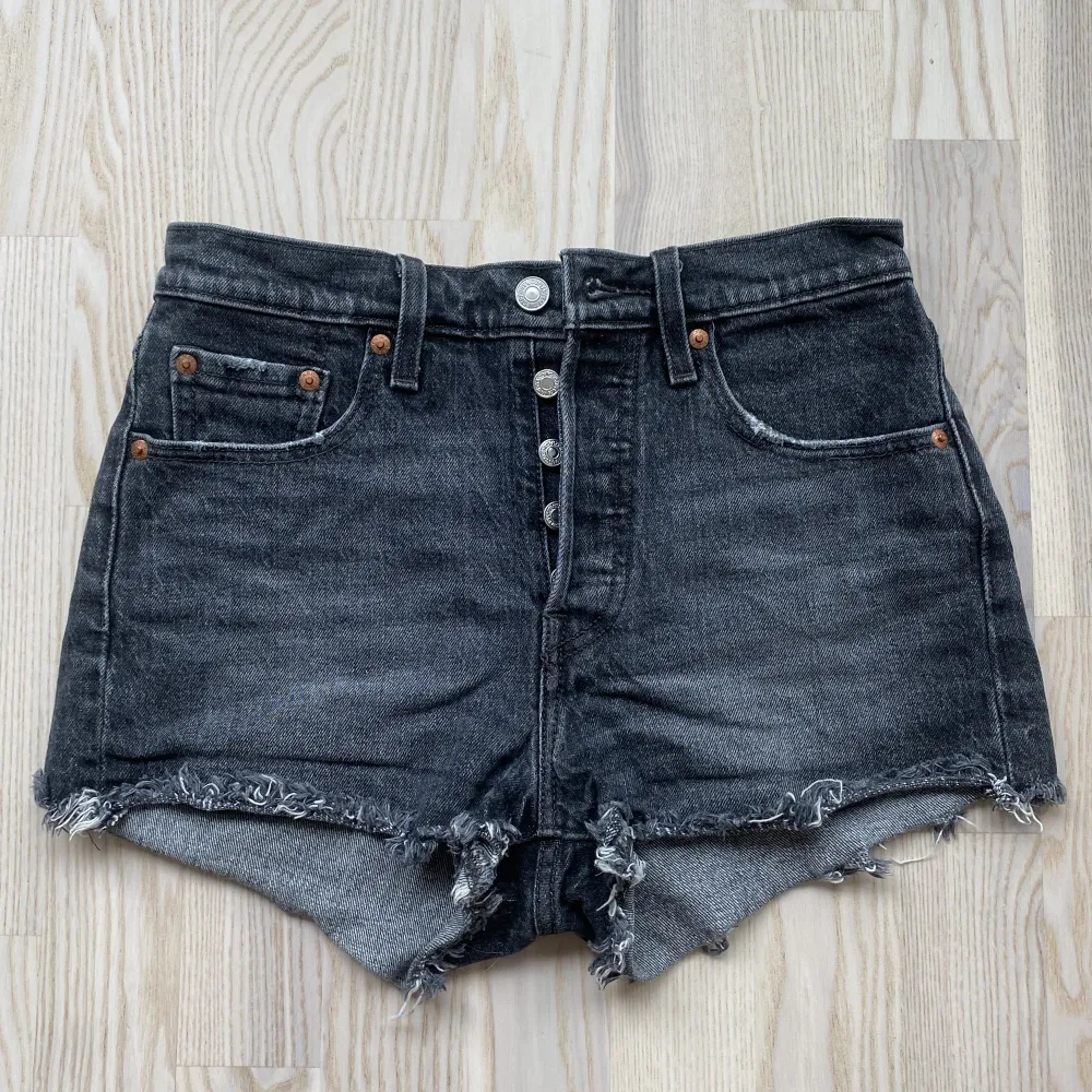 Säljer dessa snygga levi’s 501 shorts i en svart/grå färg! Perfekt inför sommaren och går att styla hur bra som helst👌🏼💕  Köparen står för frakt. Shorts.