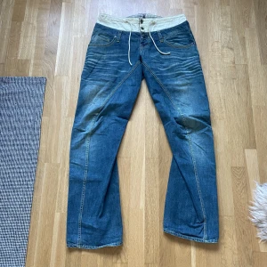 Jeans från Yen Jeans -  Jeans från Yen Jeans. fråga gärna om du vill se mera bilder eller har några frågor :)