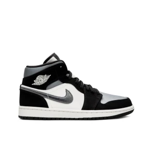 Air Jordan 1 Mid ”Satin Grey” - Säljer mina Jordan 1’s mid i modellen ”Satin Grey” med ett köpt guld Nike märke som detalj på skosnörena. Går att ta bort accessoaren. Varsamt använda. Funkar både män & kvinnor. Köptes för 2500 kr, helt äkta. Kan skicka fler bilder till seriösa köpare. 