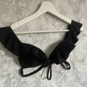 Svart bikiniöverdel  - Säljer en svart bikiniöverdel så den inte kommit till användning. Passar mig som har 75B/C!