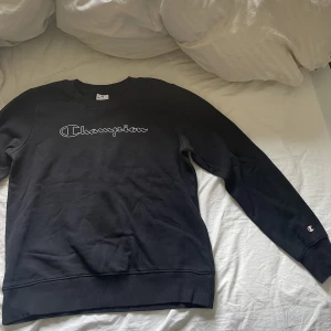 Champion sweatshirt  - En sweatshirt i bra skick som är använd några enstaka gånger. Obs: liten i storlek.