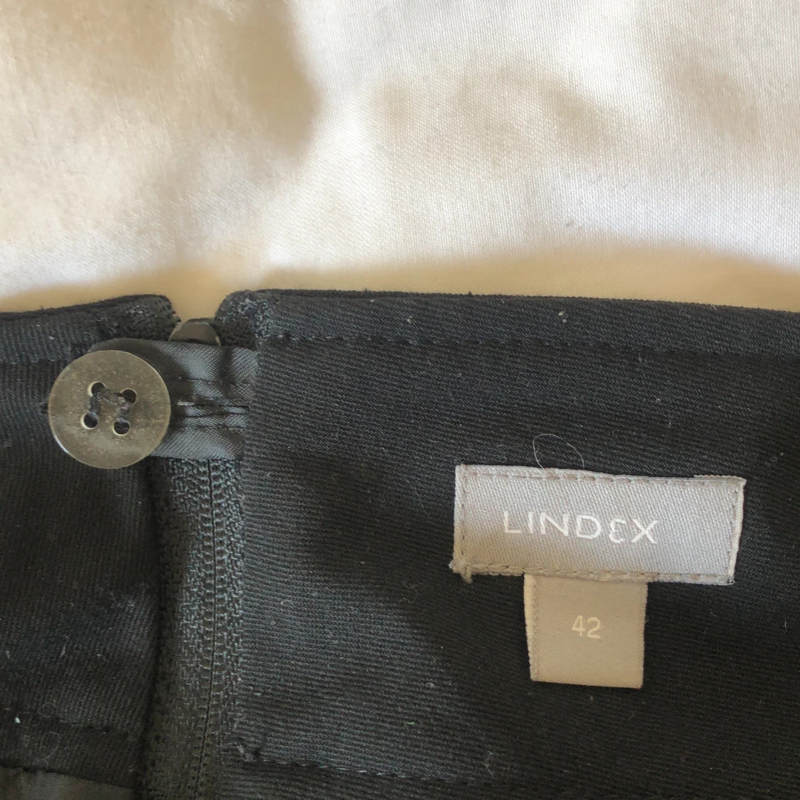 Svart veckad minikjol strl 42 - 91