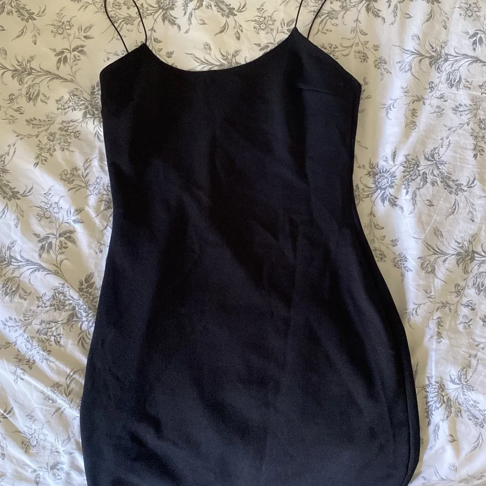 Säljer denna jättesköna och ursnygga svarta klänning som är perfekt för fester eller sena sommarkvällar💕. Klänningar.
