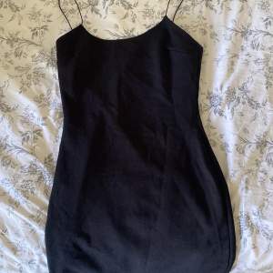 Säljer denna jättesköna och ursnygga svarta klänning som är perfekt för fester eller sena sommarkvällar💕