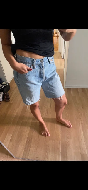 Levis shorts - Snygga shorts från Levis. Köpta second hand av mig, jag på bilden är en storlek s.  Hör av dig om du har frågor!!