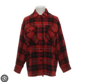 Flanell skjorta/jacka - En röd/svart flanell skjorta ifrån Zara. En oversized modell. Använd max 5 ggr & är i nyskick. Storlek Medium