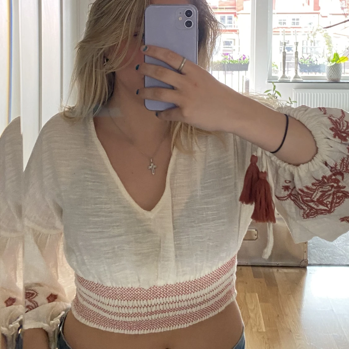 Vit blus med ballong ärmar