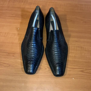 Pierre Cardin skin skor svarta 42 - Pierre Cardin 42 svart skin, använd 2 gånger 