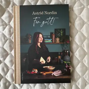 Astrid Nordins (@astridnrdn på TikTok) kokbok som även är signerad av henne. Fylld av massor av goda recept. Helt nyskick och frakt tillkommer☺️