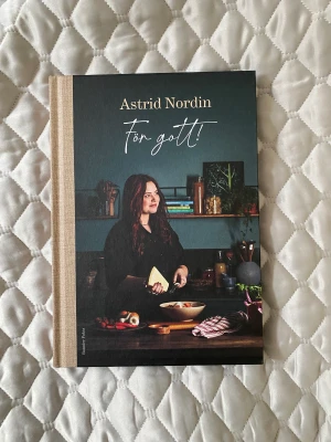 Kokbok skriven/signerad av Astrid Nordin - Astrid Nordins (@astridnrdn på TikTok) kokbok som även är signerad av henne. Fylld av massor av goda recept. Helt nyskick och frakt tillkommer☺️
