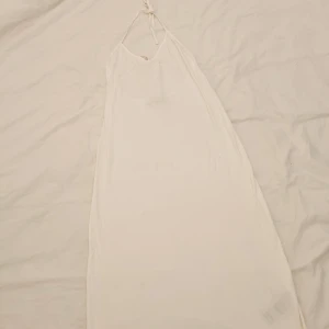 Lång dress - Lång klänning med öppen rygg från nakd 