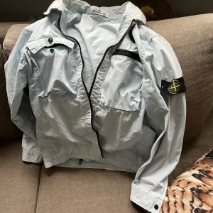 Stone island jacka - Jätte fin jacka tyvör inte min stil längre , bra skick. Frågor? Bara att skriva 👊🏼pris går att diskutera men priset ska vara lagomt