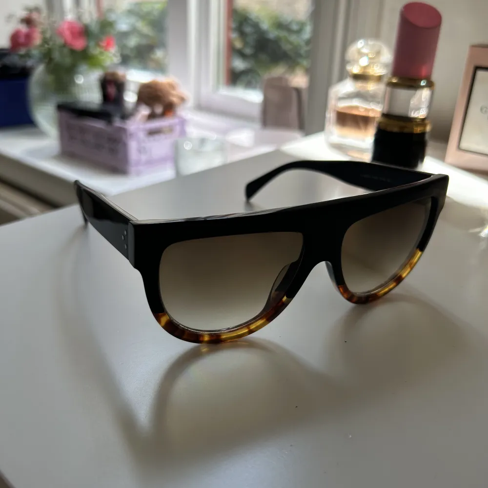 Supersnygga solglasögon från Celine, box finns tyvärr inte men dom är i väldigt fint skick ☺️. Accessoarer.