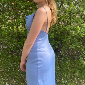 satin klänning  - satin klänning i ljusblå från envii använd endast en gång