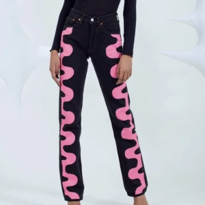 Iggy Jeans - Handmålade byxor från märket Iggy Jeans. Slutsålda, märket gjorde bla samarbete med Rodebjer. Motsvarar en XS i stolek. Märket gör om vintagejeans till ”nya”, detta är alltså vintage jeans från Levis som är målade på. Kostat 1 100kr. Logga på rumpan.