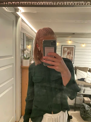 Grön blus - MörkGrön fin blus med knappar. Inga tecken på användning