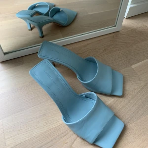 Ljusblåa klackar  - Ljusblåa klackar från Pull & Bear. Aldrig använda då dessa är för små tyvärr, jag har egentligen 37. 