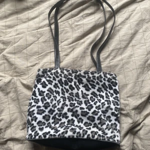 Leopard väska - Leopard väska i bra skick, relativt stor!! 11cm i botten. Finns ett fack inuti💕