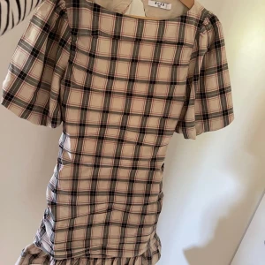 Klänning - En smickrande klänning som formar sig efter kroppen. Oanvänd!! Passar än som har 36/S 