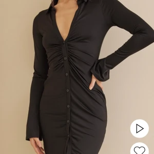 klänning - endast använd 1 gång förra sommaren, har ”bikini material” som klämmer åt kroppen jätte fint och framhäver kurvor😍 slutsåld i alla storlekar , köpt för 399kr