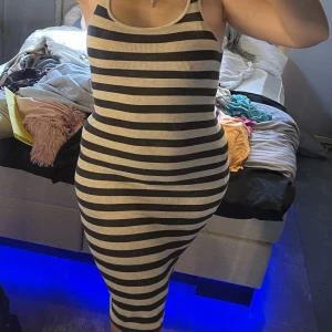 Randig klänning  - Använd för något år sedan men finns ej längre att köpa hos H&M,  stl S men vanligtvis är jag en stl L men funkar S-L , nypris 399 