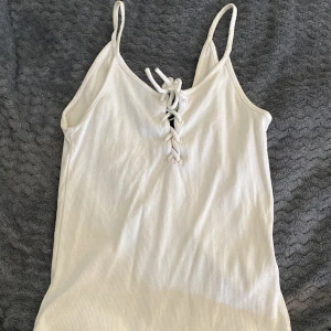 Vitt linne från Bik bok - Vitt linne från Bik bok. Bra skick. S. 