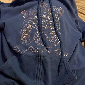 Tröja - Säljer denna tröja då den inte kommer till användning längre. Använt ett par gånger,köparen står för frakt!